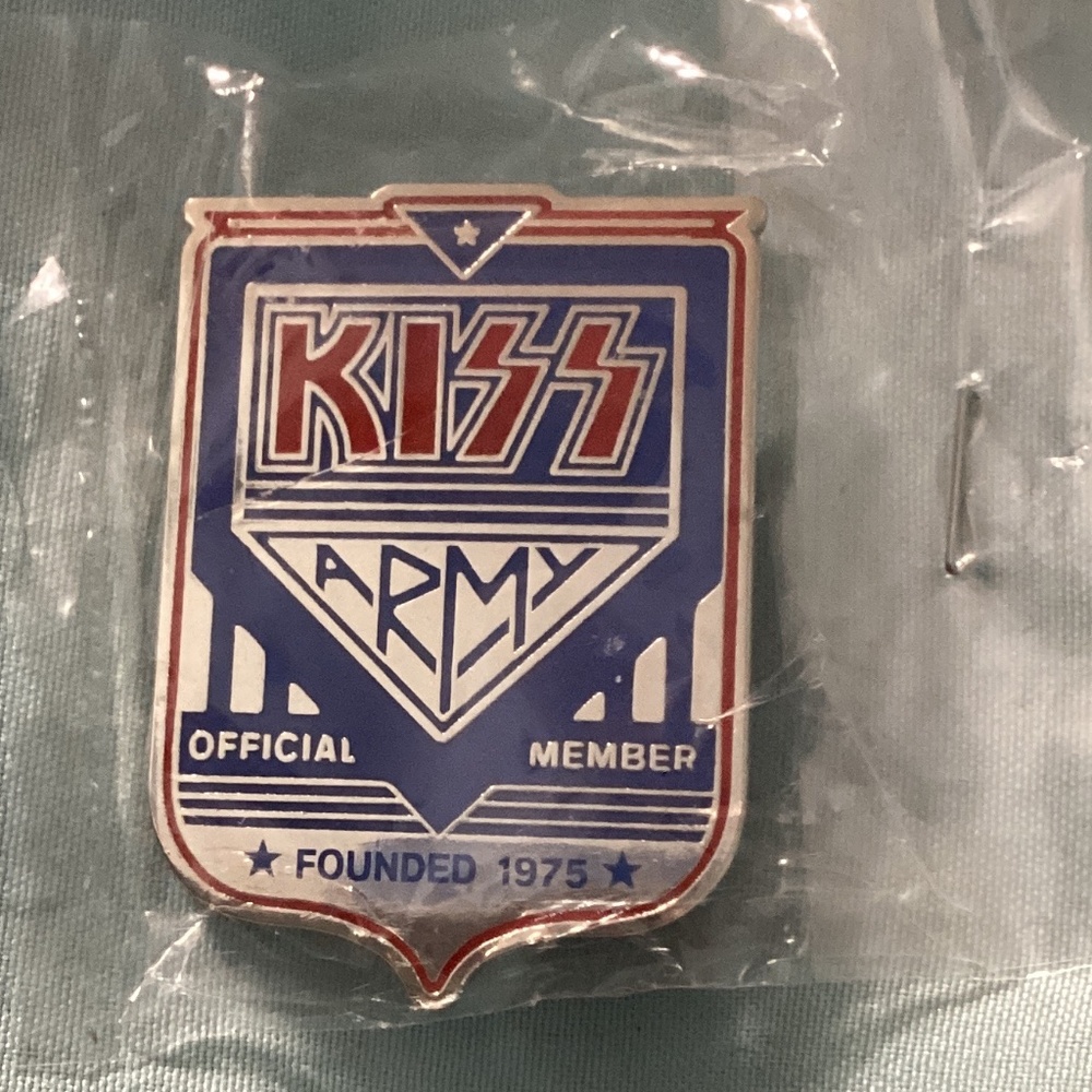 NEW KISS ARMY Official Member Pin 2016